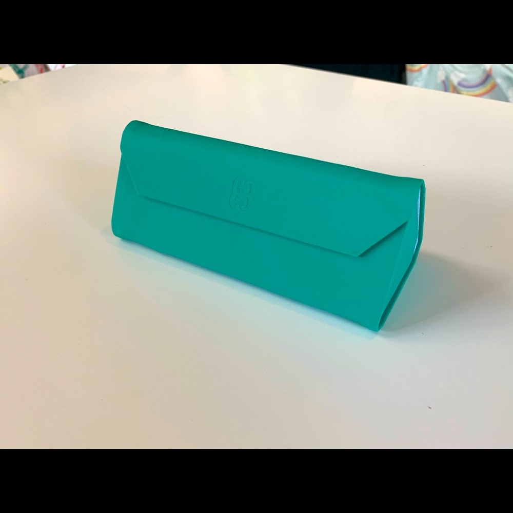 2 for 8 SALE! Glamour Editor Pick Collapsible case